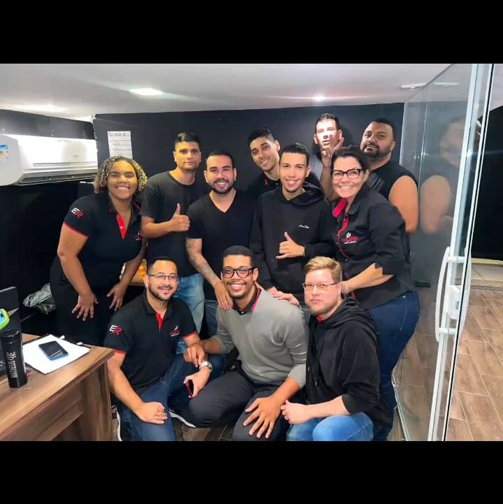 Equipe Elite Rodas reunida em um ambiente profissional e acolhedor