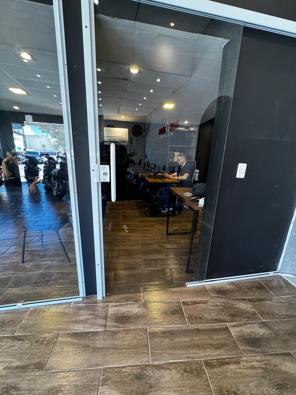 Detalhes do interior da loja Elite Rodas com organização e espaço de atendimento